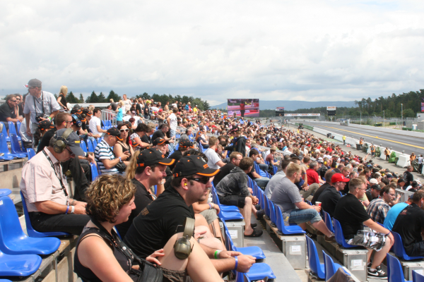 nhra crowd